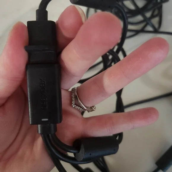 Microsoft Xbox 360 Kinect Sensor and Controller Bundle - Picture 5 of 9